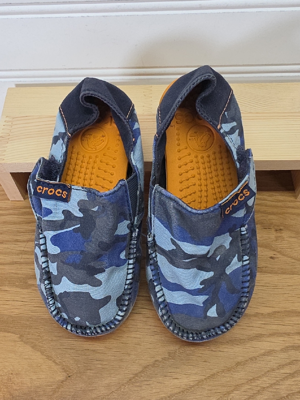 Kids CROCS Santa Cruz  Blue Camouflage Loafers Sz 10/11C